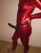 Červený catsuit a strap on