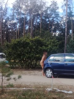 Ženská s autem v kempu