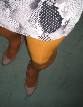Das Kleid mit ocker Strumpfhose.