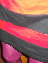 Das Kleid endet über dem Knie