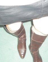 Lederstiefel und -rock.
