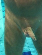penis v bazénu